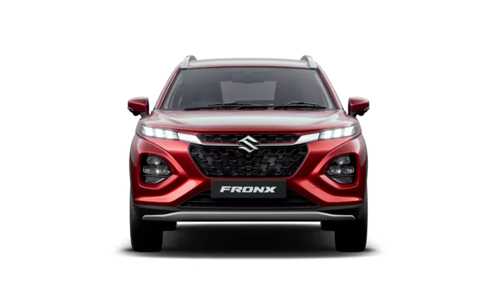 सड़क पर चलती Maruti Fronx, शहर के ट्रैफिक में स्टाइलिश परफॉर्मेंस