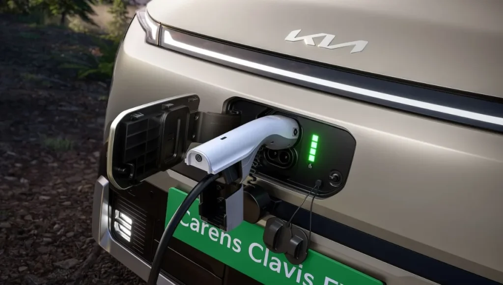 Kia Carens Clavis EV को चार्जिंग स्टेशन से चार्ज करते समय का क्लोज़-अप दृश्य