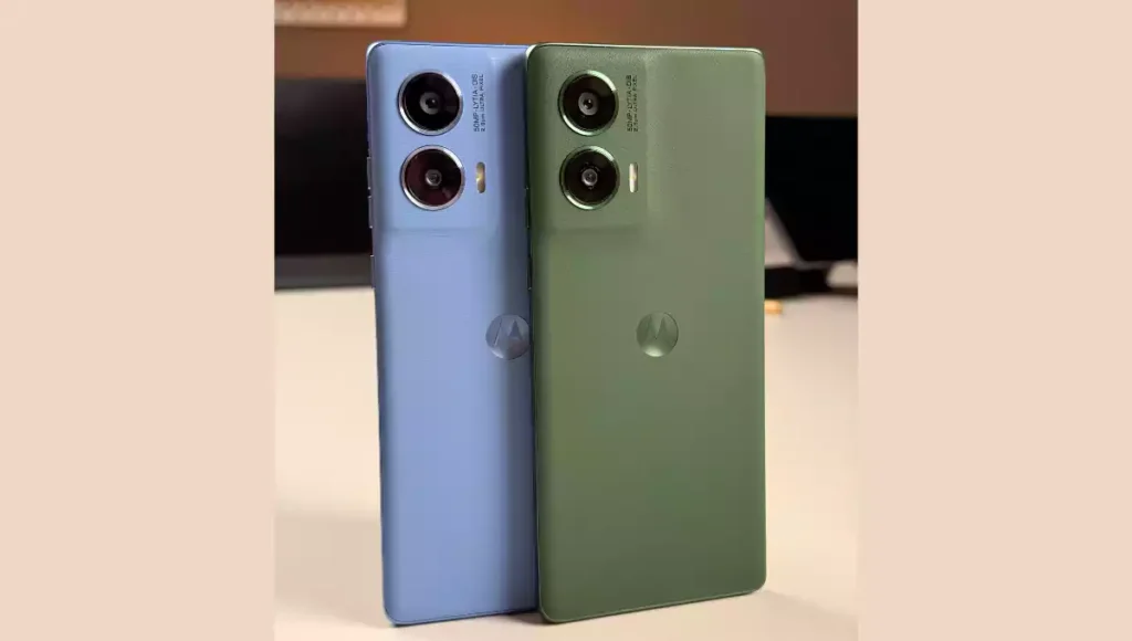 Motorola Moto G96 5G के दो रंगों में नीला और हरा रियर कैमरा डिज़ाइन के साथ बैक लुक