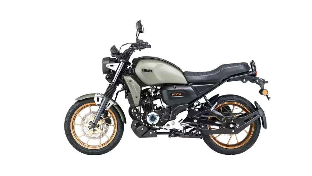 Yamaha FZ-X Hybrid बाइक का क्लोज़-अप साइड प्रोफाइल, मैट ग्रीन फिनिश और गोल्ड अलॉय व्हील्स के साथ।
