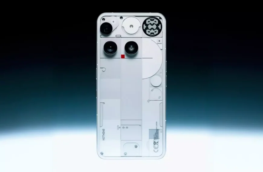 Nothing Phone 3 specification का पारदर्शी बैक पैनल, ग्लिफ़ इंटरफ़ेस और ट्रिपल कैमरा डिज़ाइन।